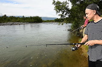 bear fishing on tour